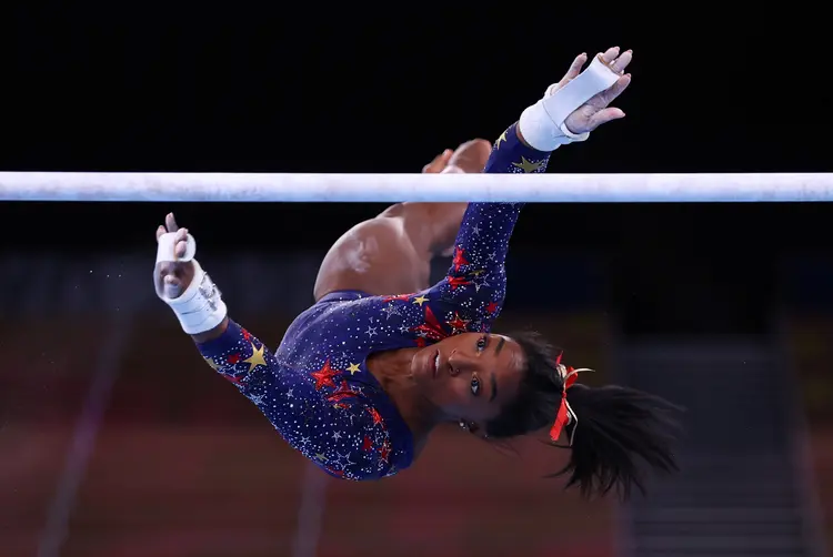 Ginasta norte-americana Simone Biles em ação em Tóquio. (Mike Blake/Reuters)