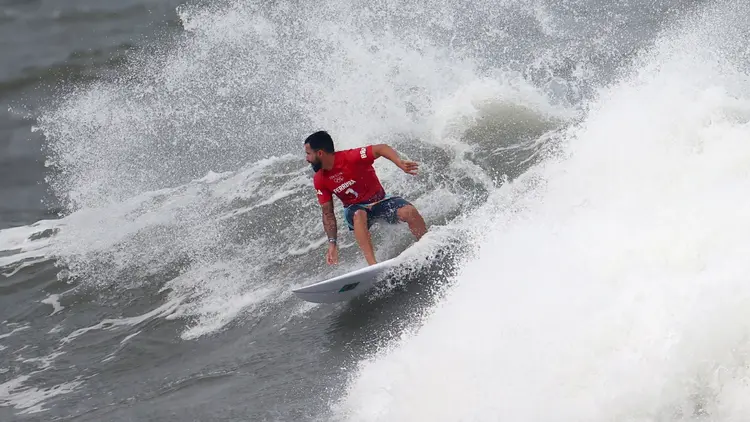 Ítalo Ferreira durante bateria da competição de surfe na Tóquio 2020. (Lisi Niesner/Reuters)