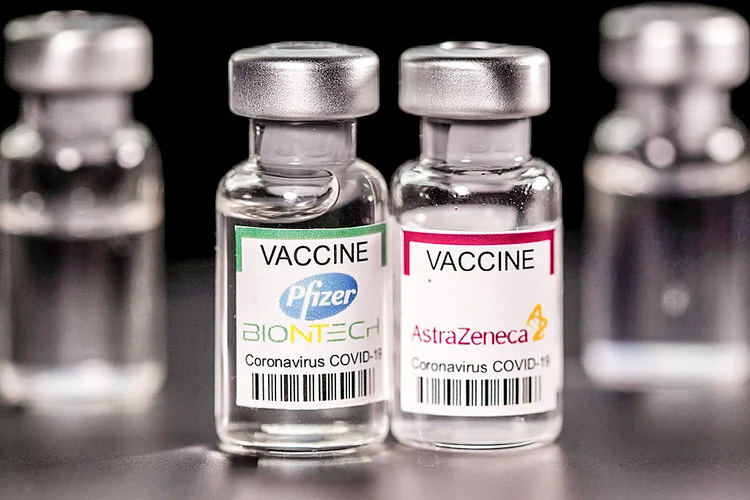 Vacinas contra variante delta: eficácia da AstraZeneca dura mais que da Pfizer (Dado Ruvic/Ilustração/Reuters)