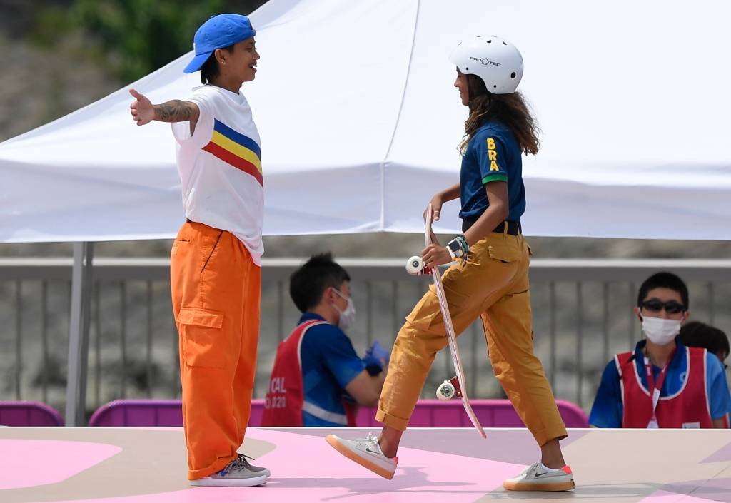 A filipina Margielyn Didal e a brasileira Rayssa Leal no skate em Tóquio.
 (Toby Melville/Reuters)