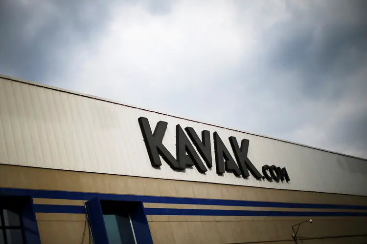 Fachada de loja de comércio de veículos Kavak. (Edgard Garrido/Reuters)