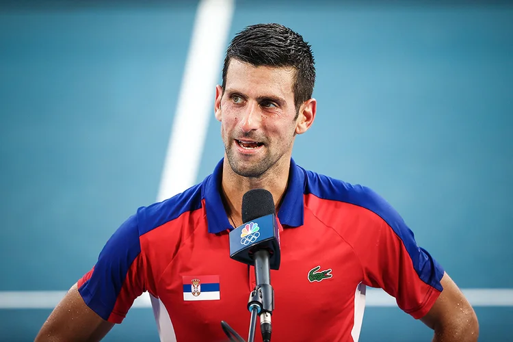 Novak Djokovic fala com a imprensa após vencer partida durante os Jogos de Tóquio. (Mike Segar/Reuters)