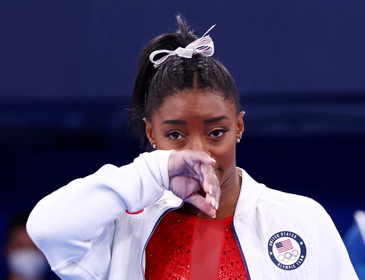 Simone Biles durante final por equipes da ginástica feminina na Olimpíada Tóquio 2020. (Mike Blake/Reuters)