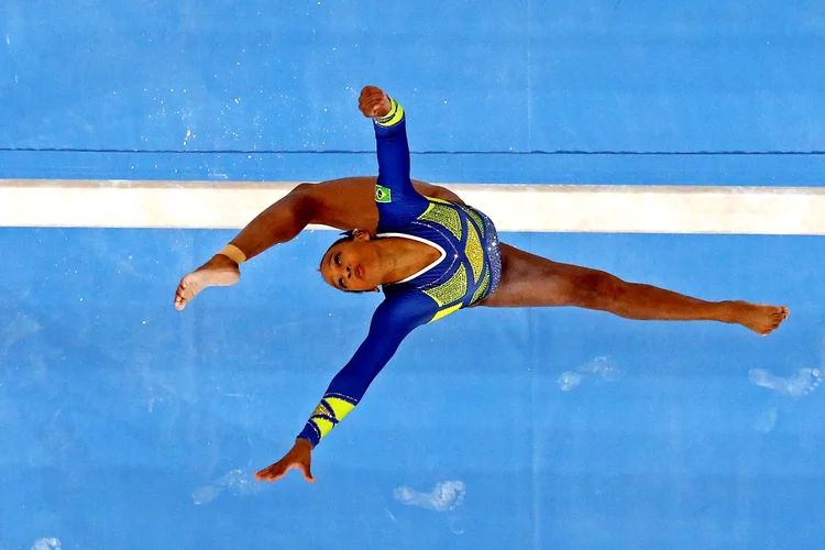 Rebeca Andrade se apresenta na trave.  (Robert Deutsch-USA TODAY Sports/Reuters)