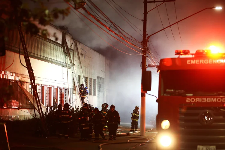Queimam a Cinemateca e a vegetação, enquanto entra na Casa Civil um ministro com perfil de bombeiro. (Carla Carniel/Reuters)