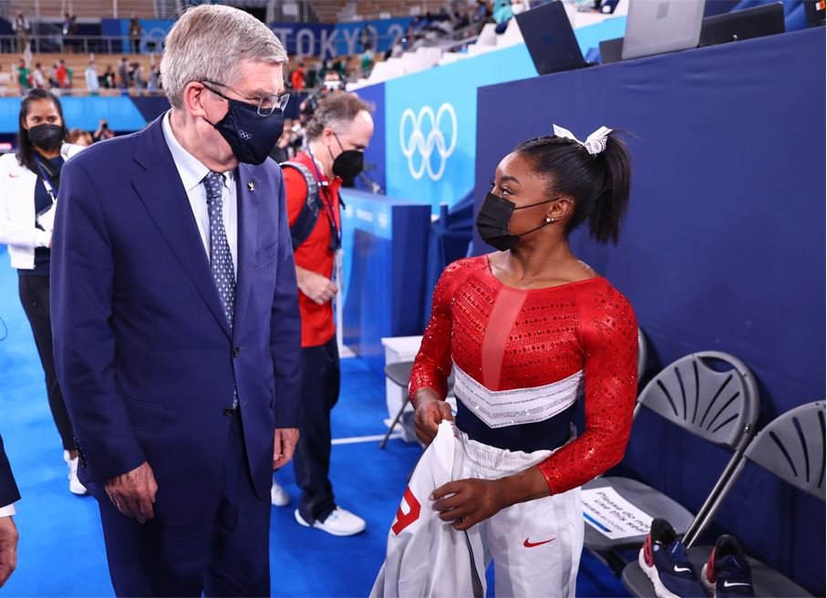 Presidente do COI elogia coragem de Simone Biles