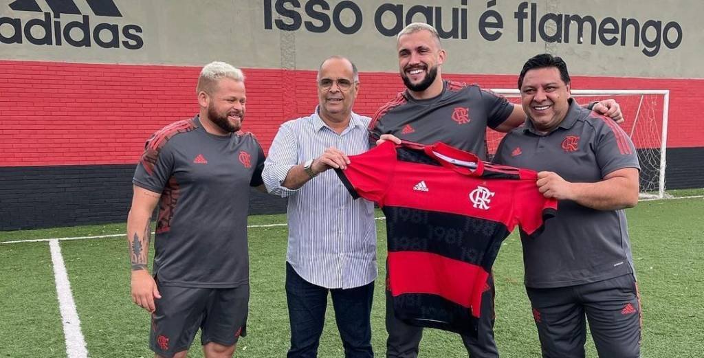 Ex-BBB Arthur Picoli assina contrato com Flamengo
