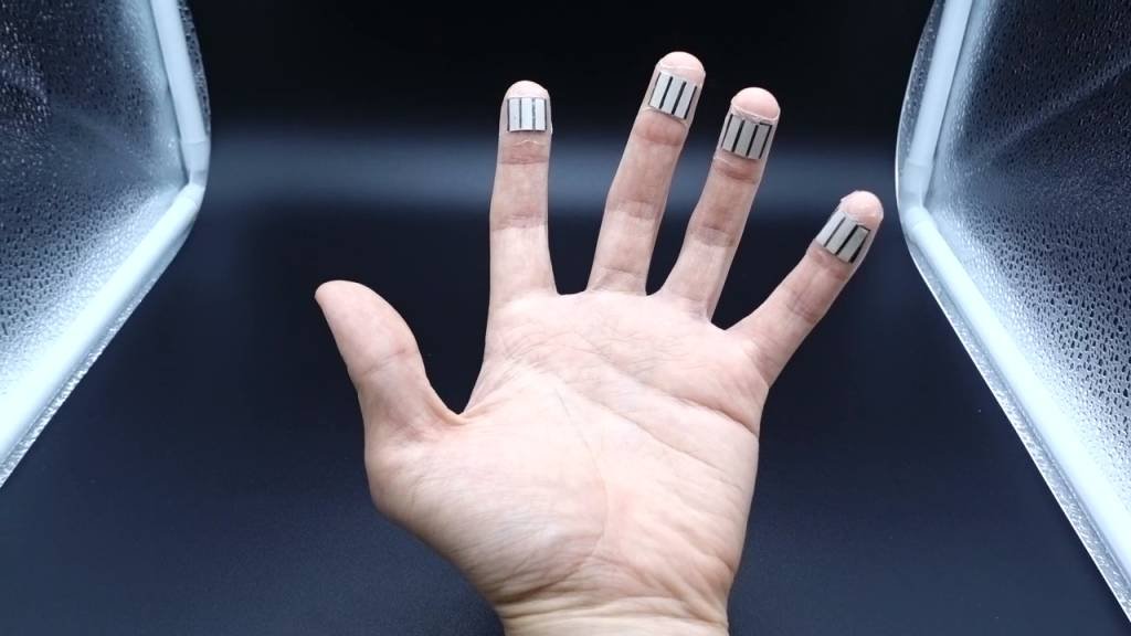 Para gerar energia o usuário colocaria alguns receptores nas pontas dos dedos (Reprodução/Foto)