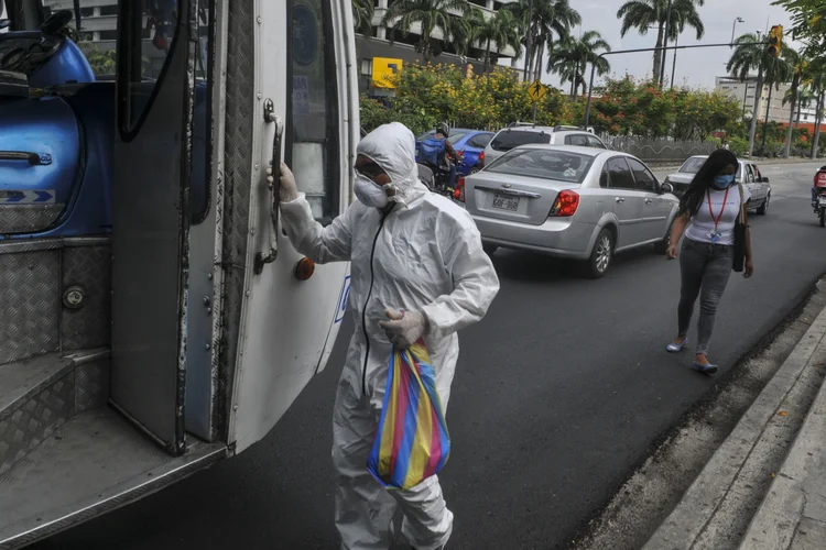 Ritmo de imunização em países de maior renda é 30 vezes mais rápido do que em nações de renda mais baixa (Sanchez Lindao/AFP/Getty Images)