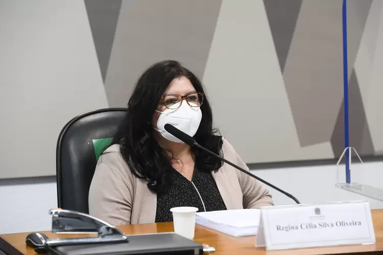 Regina Célia Silva Oliveira, servidora do Ministério da Saúde, presta depoimento à CPI da Covid (Marcos Oliveira/Agência Senado)