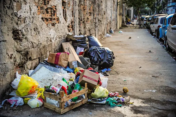 País descarta lixo de forma inadequada (Fernando Frazão/Agência Brasil)