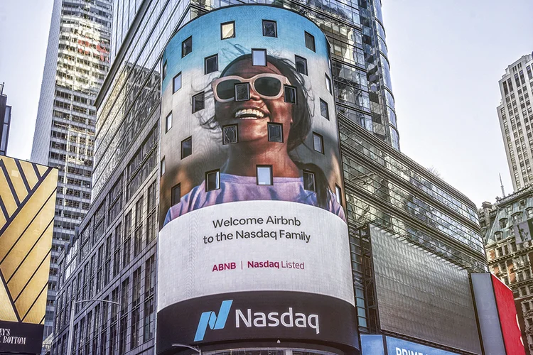 Abertura de capital do Airbnb em Nova York: sucesso no primeiro dia de negociação levou a fortuna dos fundadores a mais de 10 bilhões de dólares  (Victor J. Blue/Getty Images)