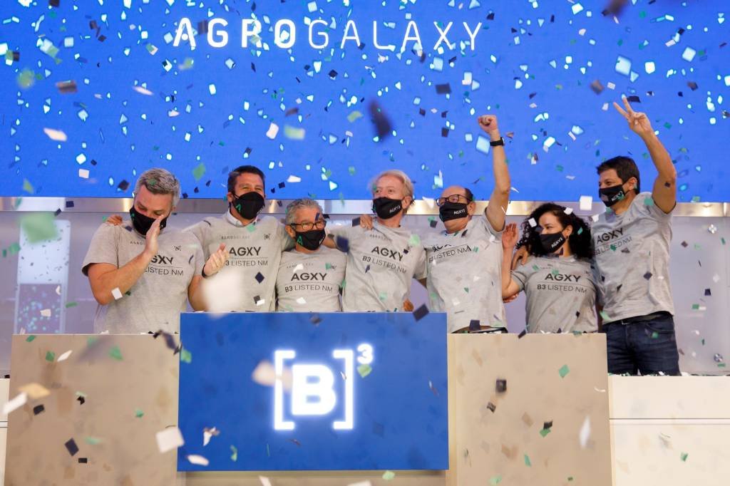 Fundadores e executivos da AgroGalaxy (AGXY3) na cerimônia de estreia na B3 no dia 26 de julho de 2021, em IPO que movimentou R$ 350 milhões | Foto: Cauê Diniz/B3 (Cauê Diniz/B3/Divulgação)