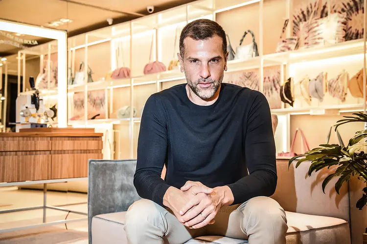 Alexandre Birman, CEO da Arezzo & Co, em loja do grupo de moda (Arezzo/Divulgação)