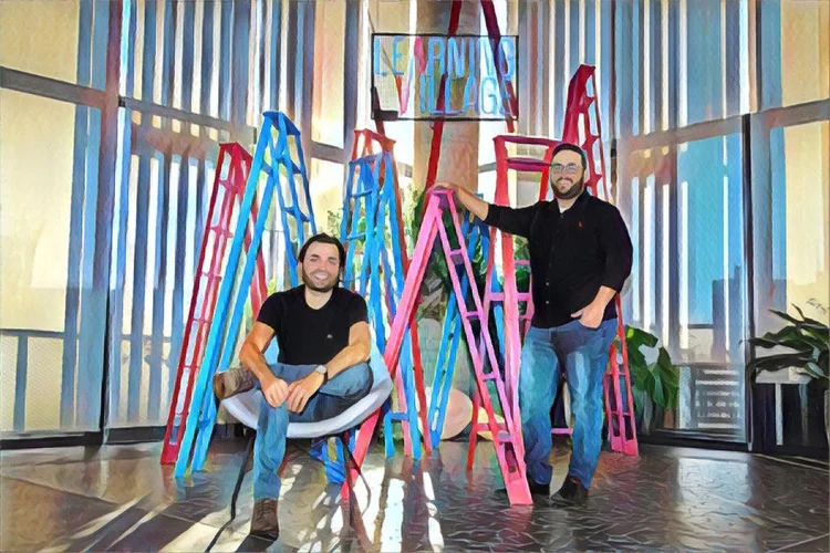 Os agora sócios Reynaldo Gama e Guilherme Junqueira, no espaço da Learning Village: 3.500 m² na Vila Madalena, em São Paulo, como central física de troca de conhecimento e experiência (Ânima/Divulgação)