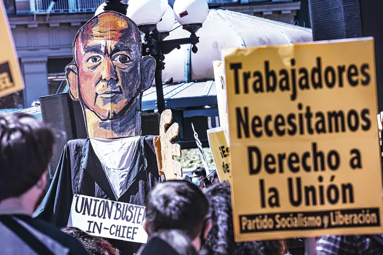 Protesto contra Jeff Bezos nos EUA: o executivo lutou contra a sindicalização (David Dee Delgado/Getty Images)