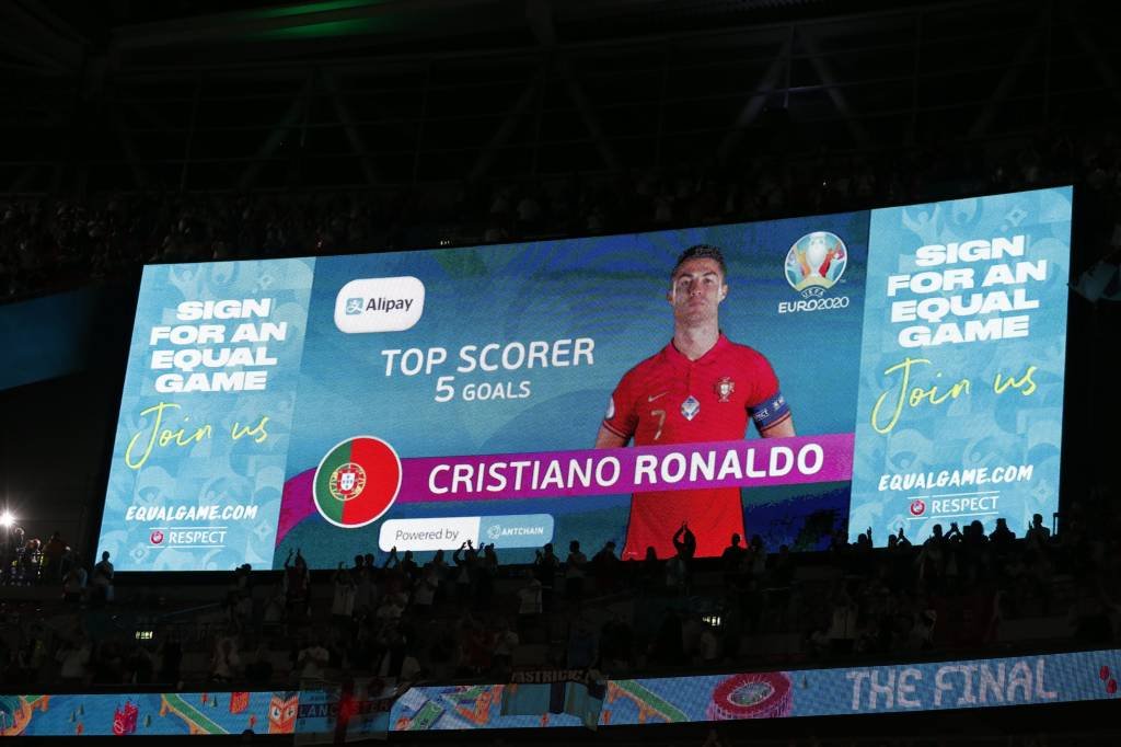 Cristiano Ronaldo recebe trofeu que inclui endereço de token em blockchain com replay dos gols e outras informações (AliPay/Divulgação)