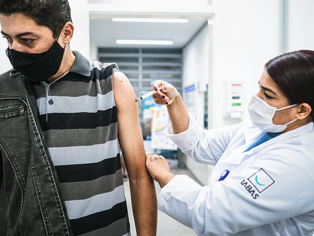 90% dos brasileiros querem exigência de vacinação na volta ao escritório