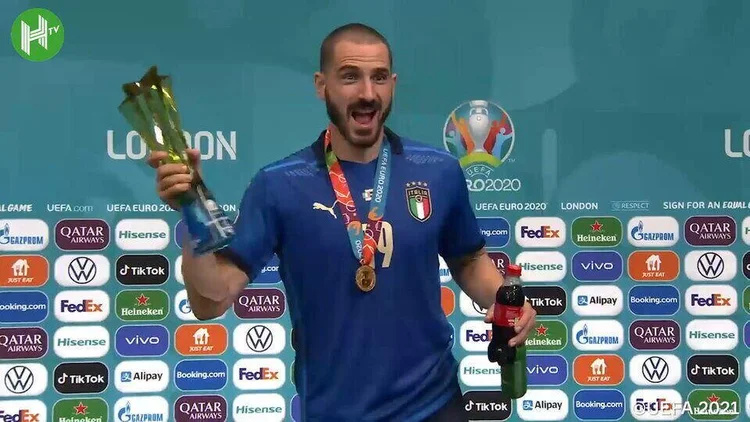 Leonardo Bonucci: o zagueiro italiano também bebeu Heineken da coletiva de imprensa.  (Twitter/Reprodução)