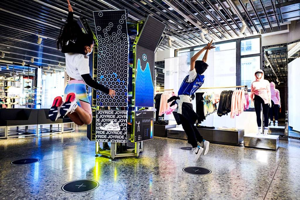 Loja conceito da Nike na Champs-Élysées, em Paris: espaço para conectar a comunidade esportiva a experiências digitais  (EY-PARTHENON/Divulgação)