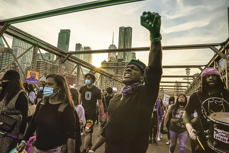 Black Lives Matter: manifestantes cruzam a Ponte do Brooklyn um ano após a morte de George Floyd, asfixiado por um policial branco (David Dee Delgado/Getty Images)