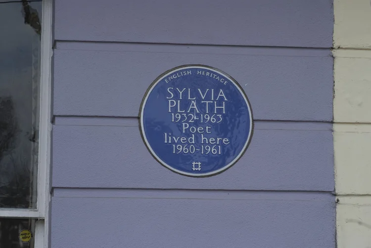 Placa comemorativa na casa em que Sylvia Plath viveu em Londres. (EMD/Then and Now Images/Heritage Images/Getty Images)