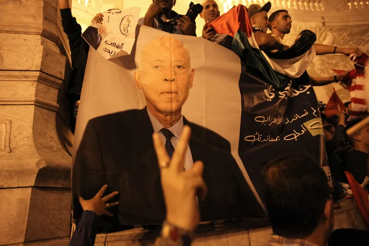 Kais Saied: decisão do presidente foi comemorada por grupos que se manifestaram durante o domingo, que saíram pelas ruas de diversas cidades, mas críticos o acusam de ter dado um golpe de Estado. (NurPhoto/Getty Images)