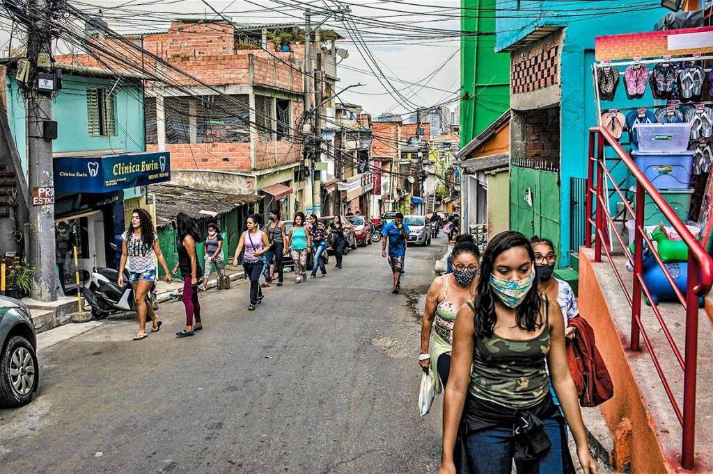 Além da procura por medicamentos, a população das maiores favelas do Brasil passou a procurar mais os postos de saúde públicos durante a pandemia (Victor Moriyama/Getty Images)