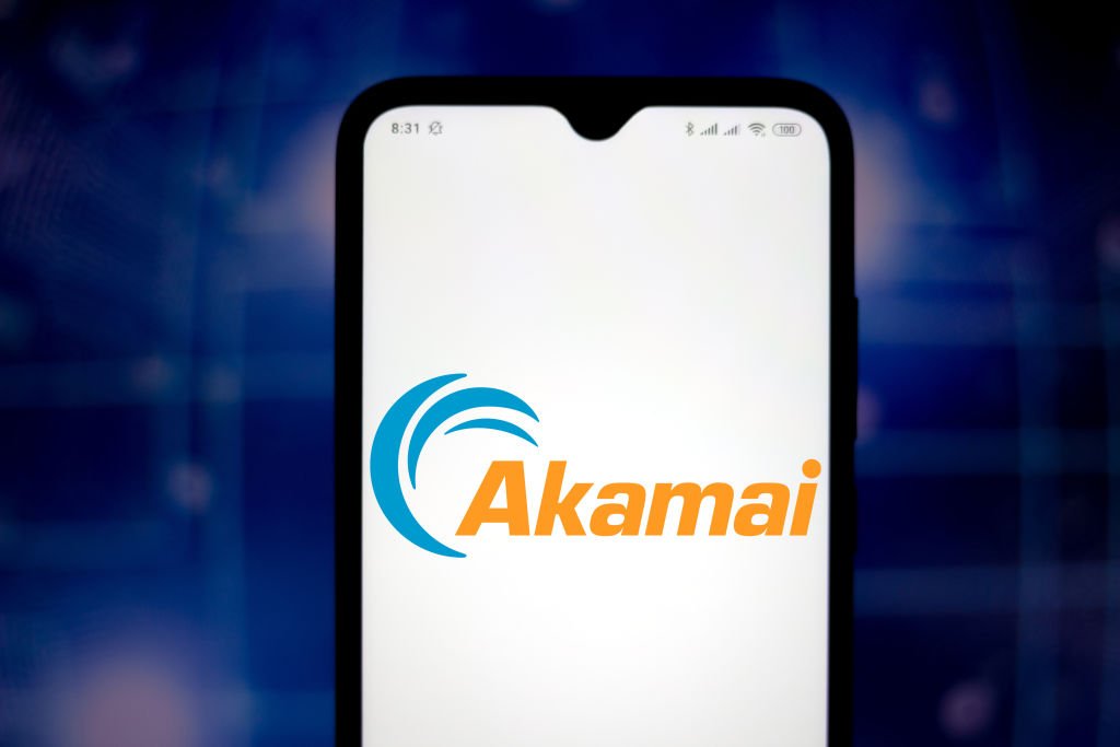 A Akamai oferece uma plataforma de Domain Name Service (DNS) para diversos sites ao redor do mundo. O DNS é a "agenda de contatos" da internet (SOPA Images/LightRocket/Getty Images)