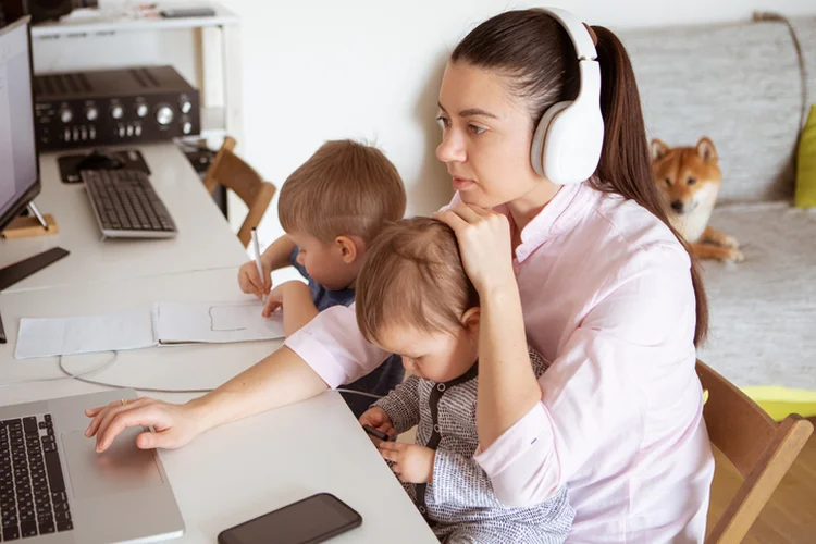 Pais que trabalham vem enfrentando dificuldades ultimamente, com ondas de interrupções na educação dos filhos, atividades extracurriculares e sistemas de apoio familiar. Isso criou uma oportunidade para que empregadores façam mais — e obtenham ganhos de produtividade em troca (Amax Photo/Getty Images)