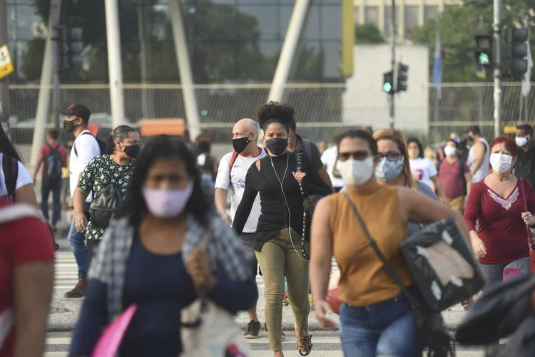 Rio de Janeiro: os números de casos confirmados por semana epidemiológica seguem a mesma tendência (Fabio Teixeira/Anadolu Agency/Getty Images)