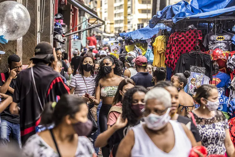 Rua 25 de março em SP: uso de máscara foi instituído por conta da emergência pública. (Jonne Roriz/Bloomberg/Getty Images)