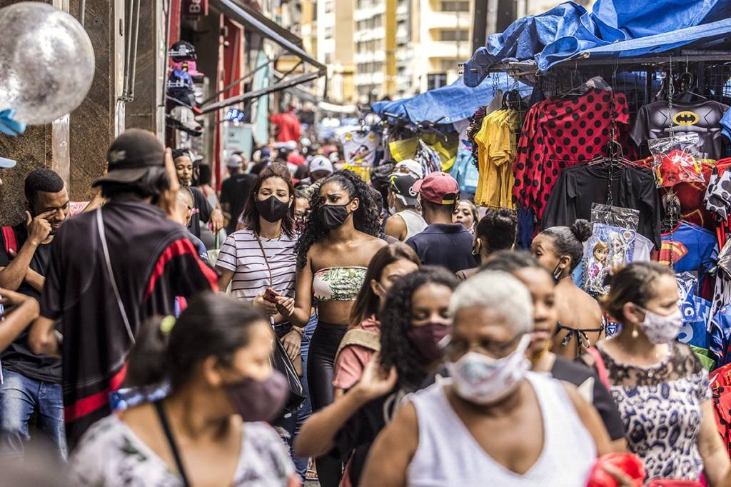 Rua 25 de março em SP: uso de máscara foi instituído por conta da emergência pública. (Jonne Roriz/Bloomberg/Getty Images)