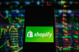 Imagem referente à matéria: Shopify fora do ar? Serviço de lojas online fica instável com falha da Cloudflare