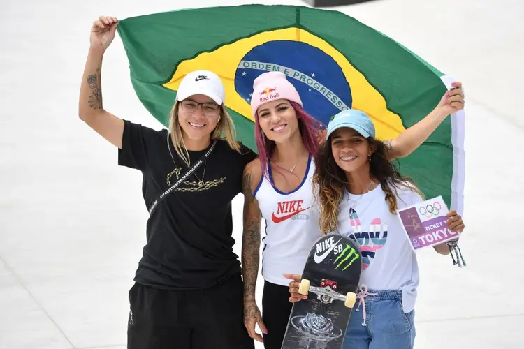 Rayssa Leal (à dir.), ao lado das skatistas brasileiras Letícia Bufoni e Pamela Rosa: referências mundiais (TIZIANA FABI/AFP/Getty Images)