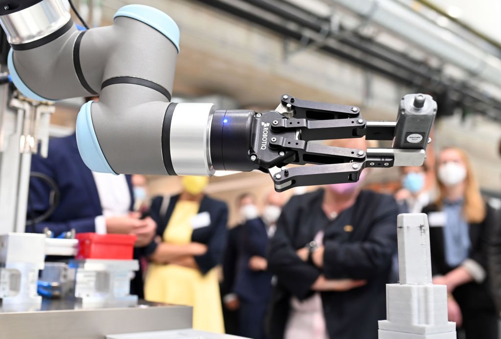 Robô de automação industrial: para especialista inteligência artificial bem aplicada, com ética e obrigações legais é algo muito positivo para as empresas (Uli Deck/picture alliance/Getty Images)