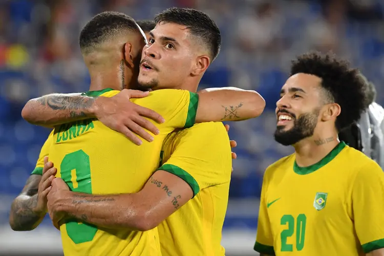 Jogadores do Brasil comemoram o primeiro gol: segundo título olímpico da seleção (Tiziana FABI / AFP/Getty Images)