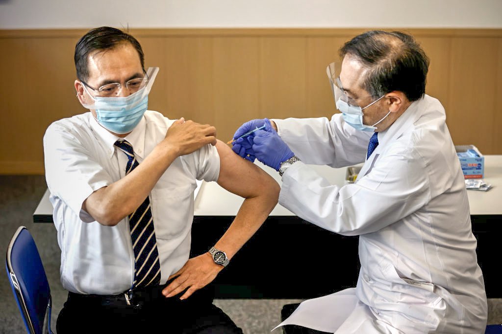 Vacinação no Japão: país superou a meta de 1 milhão de vacinados por dia, mas começou tarde (Getty Images/Behrouz Mehri - Pool)