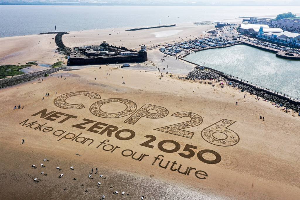 New Brighton Beach, na Inglaterra: obra financiada por artistas britânicos do Sand In Your Eye chama a atenção para a COP26, que será realizada em novembro na Escócia. (Christopher Furlong/Getty Images)