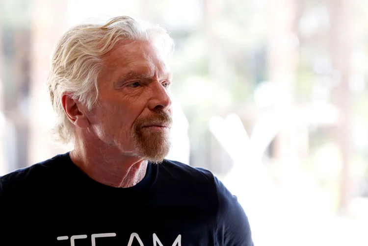 Ações da empresa de Richard Branson saltam 22%, após voo ao espaço do bilionário  (Gabe Ginsberg/Getty Images)