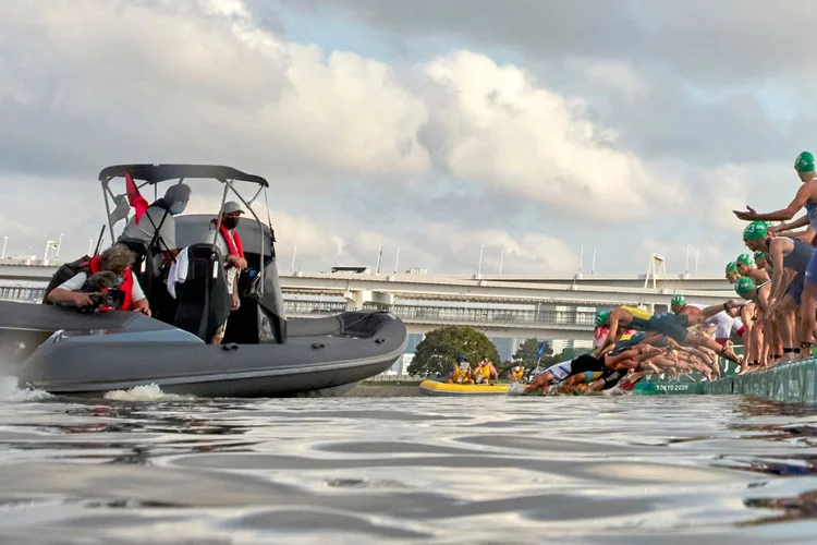 Momento em que largada do triatlo é ‘atropelada’ por barco em Tóquio (Adam Pretty/Getty Images)