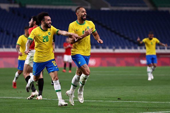 Matheus Cunha (dir.), autor do gol brasileiro, ao lado de Claudinho (esq.) em jogo contra o Egito (Getty Images/Buda Mendes)
