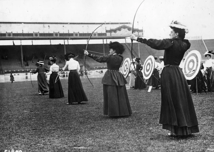 15th July 1908:  Women archers participating in the National Round (60 yards -50 yards) at the 1908 London Olympics, which was won by Sybil 'Queenie' Newall of Great Britain.  (Photo by Topical Press Agency/Getty Images) (Topical Press/Getty Images)