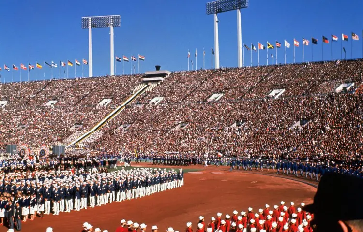 Abertura das Olimpíadas de 1964: o retorno do Japão no pós-guerra teve público e clima muito mais festivo que o atual (STR/AFP/Getty Images)