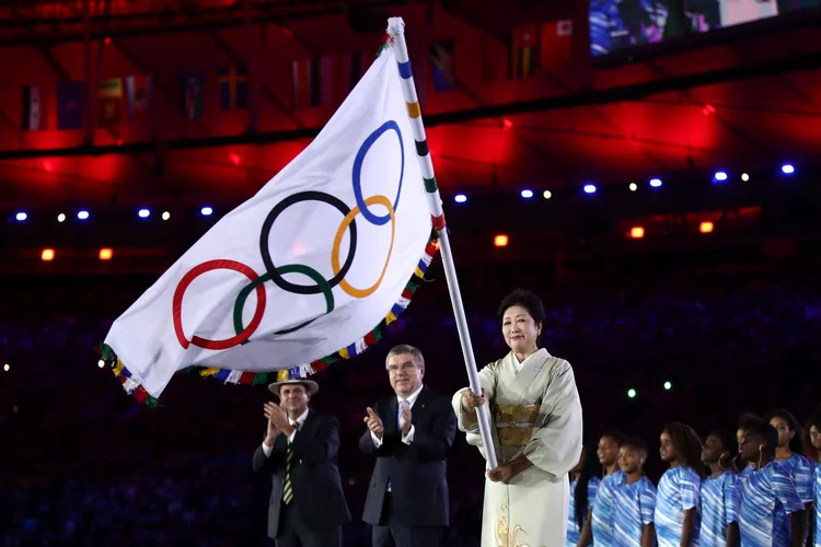 O prefeito do Rio, Eduardo Paes, o presidente do COI, Thomas Bach, e a governadora de Tóquio, Yuriko: Koike participam da Cerimônia de entrega da Bandeira durante o encerramento dos Jogos Olímpicos Rio 2016 (Cameron Spencer/Getty Images)