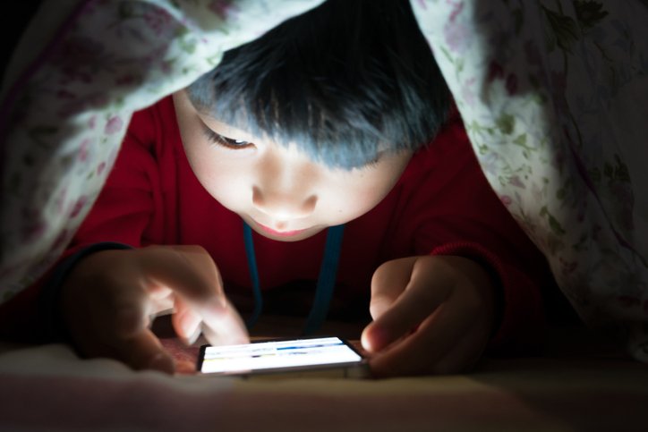 Na China, o governo não quer que as crianças e adolescentes de até 18 anos varem a madrugada jogando em seus computadores, videogames e celulares (fzant/Getty Images)