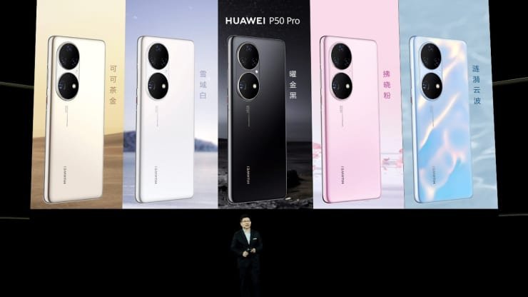 Richard Yu, CEO do grupo de negócios ao consumidor da Huawei, revela a nova linha de smartphones P50 da fabricante chinesa (Huawei/Reprodução)