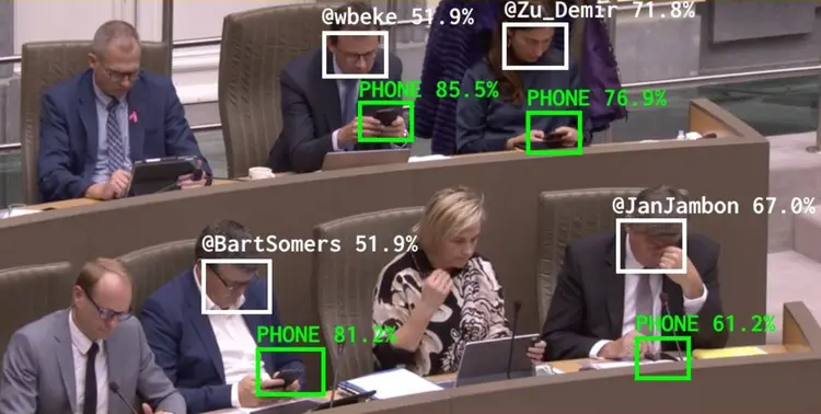 Captura de tela do software 'The Flemish Scrollers' identificando políticos distraídos no celular durante reuniões governamentais na Bélgica (Divulgação/Divulgação)