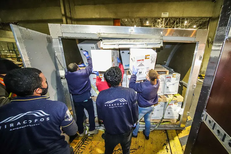 Aeroporto de Viracopos, em Campinas: doses de vacina da Pfizer chegam dos Estados Unidos e são acondicionadas em caminhões refrigerados que atendem o centro de logística do Ministério da Saúde (Leandro Fonseca/Exame)