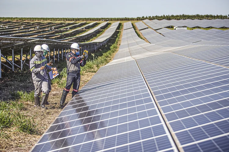 Durante períodos de alta geração, baterias armazenam o excedente de energia, que pode ser liberado, à noite, por exemplo, no caso da solar (Jonne Roriz/Bloomberg/Getty Images)